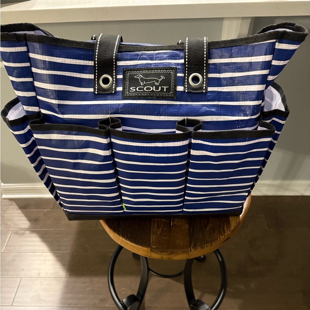 Scout 8 pocket weatherproof bag